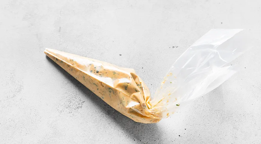 Яйца, фаршированные сыром и чесноком