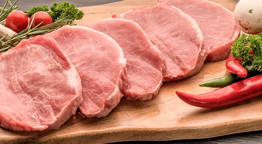 Идеальный эскалоп отличается однородной светло-розовой текстурой с минимальными прослойками жира и без кости