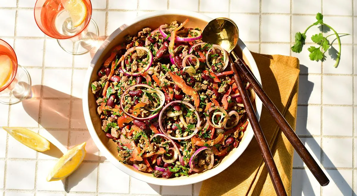 Салат с говядиной, фасолью, болгарским перцем и грецкими орехами