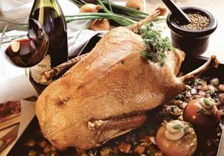 Гусь с яблоками по-нормандски