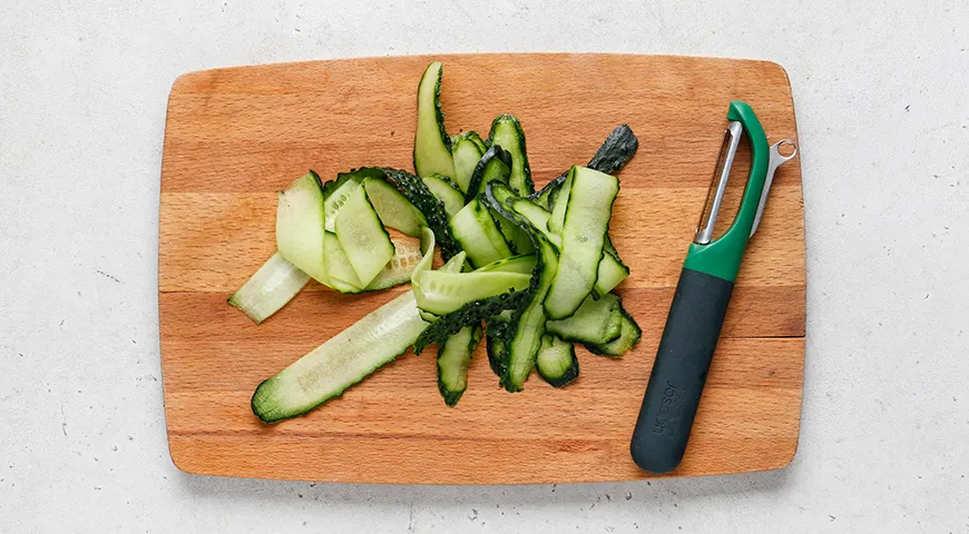 Лаваш с красной рыбой, огурцом и плавленым сыром