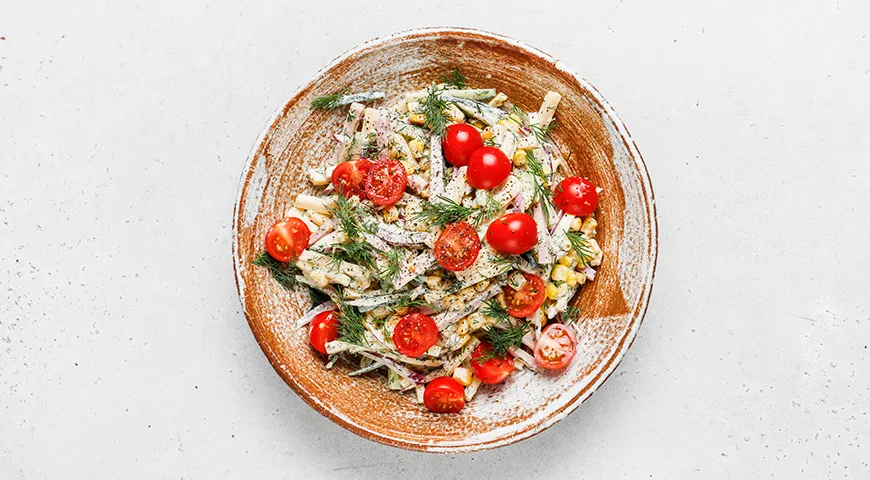 Салат с ветчиной, сыром и огурцом