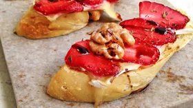 Кростини с бри и клубникой