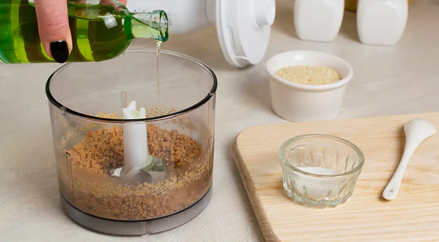 Пасту тахини можно приготовить в домашних условиях, измельчив кунжут в блендере