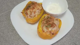 Запечённый  болгарский перец, фаршированный куриным фаршем