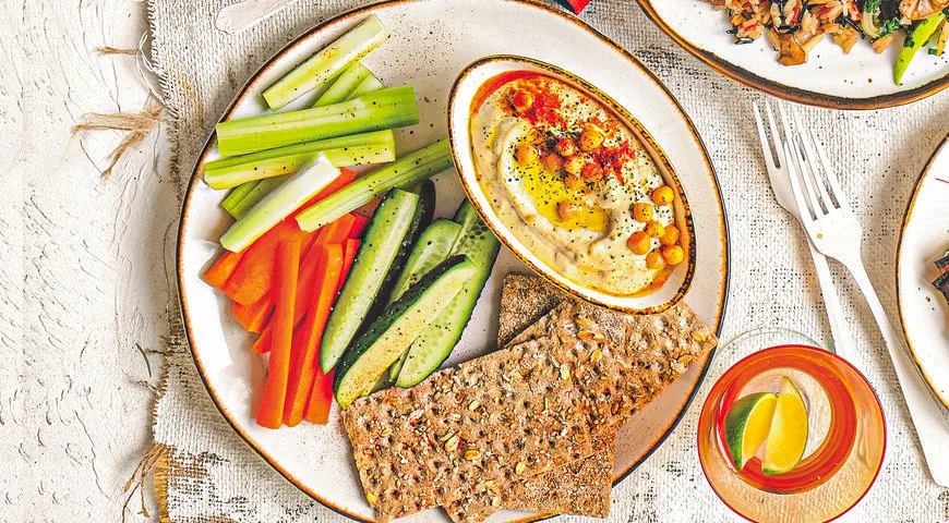 Рецепт хлебцов с хумусом и овощными палочками