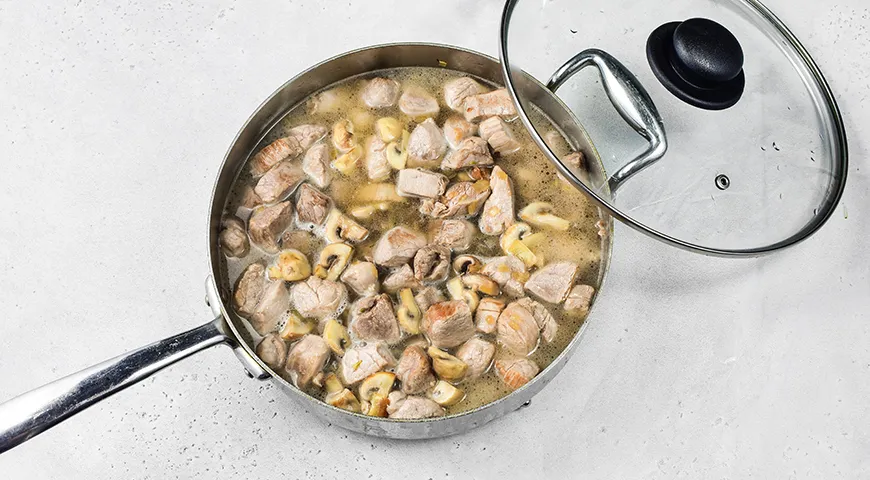 Свинина с грибами в сметанном соусе