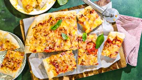 Пицца с кукурузой и колбасой