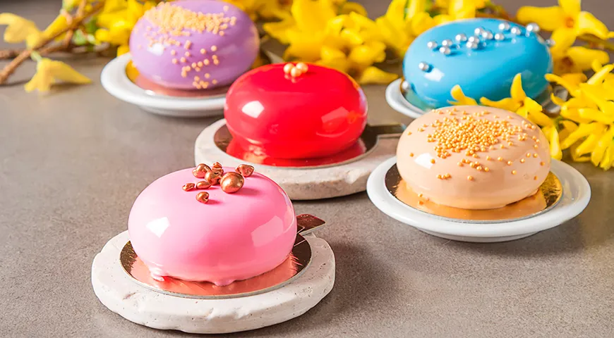 Для создания безупречной зеркальной глазури кондитеры часто прибегают к помощи виноградного сахара