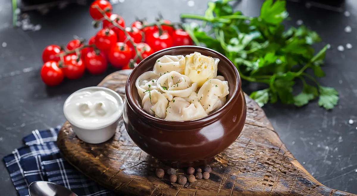 Пельмени в горшочках: 4 сытных рецептов для семейного обеда