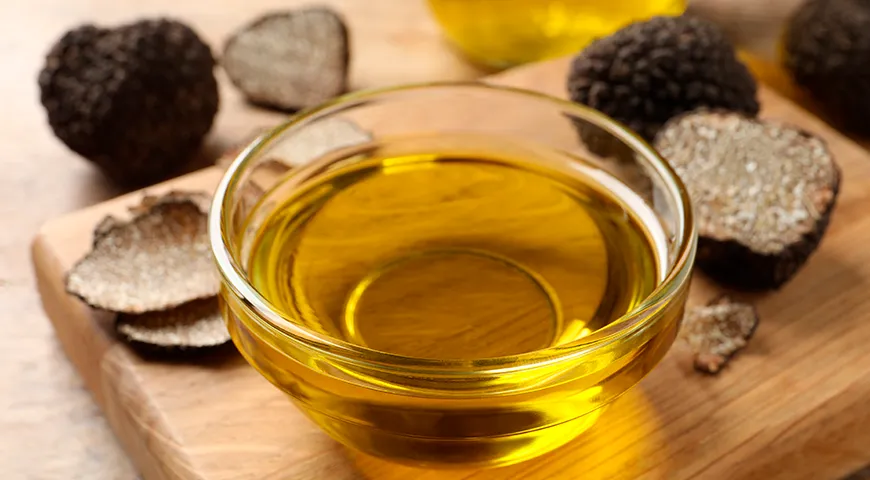 Трюфельное масло высшего качества производится путем настаивания крошки свежего трюфеля в оливковом масле первого отжима