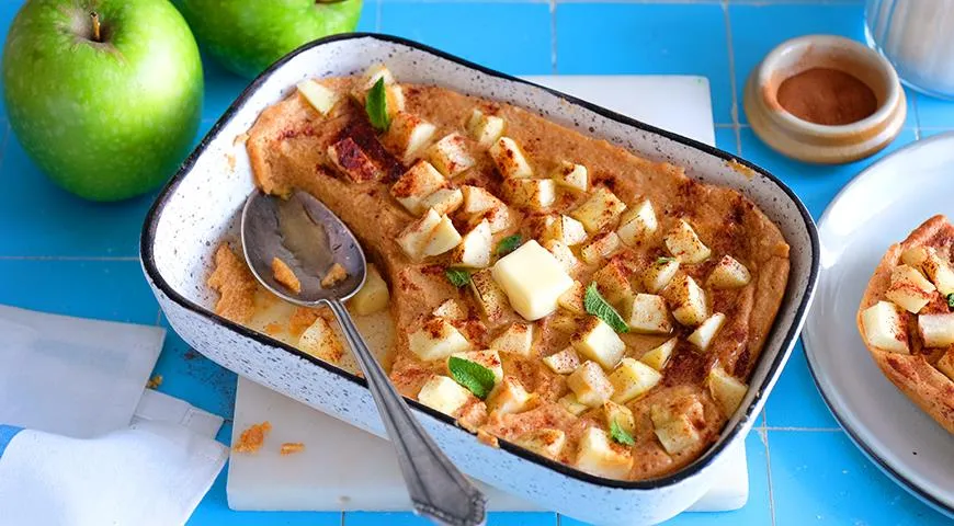 Творожная запеканка с яблоком и корицей