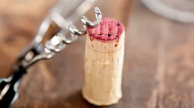 Не выбрасывайте винные пробки: они решают насущную кухонную проблему