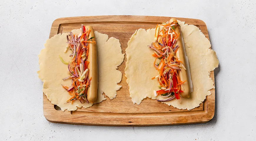 Сосиски в тесте, с овощами и сыром