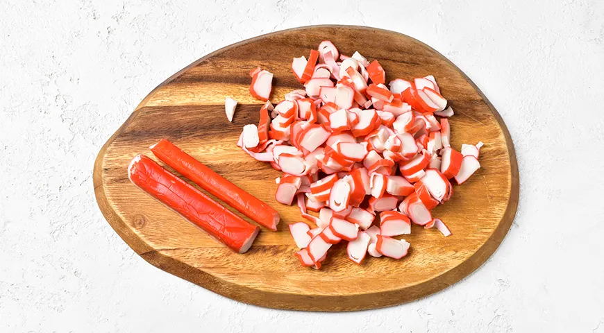 Салат Королевский с крабовыми палочками и сухариками