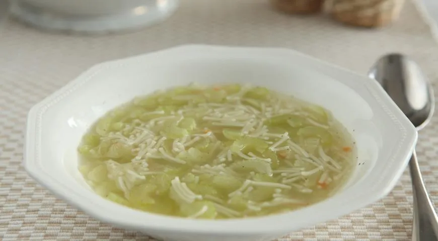 Куриный суп с вермишелью + черешки сельдерея и лимон