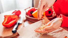 «Потрясающе!»: шеф-повар объяснила, как быстро удалить семена из перца