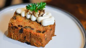Морковный кекс с изюмом, орехами и корицей
