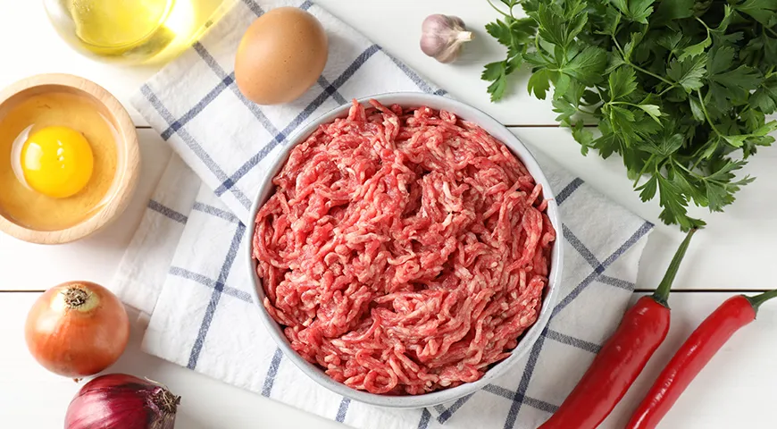 Репчатый лук во время приготовления выделяет сок, который делает котлеты мягче и ароматнее