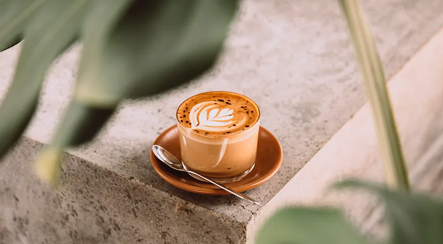 Арахисовый раф, вопреки мнению, подходит для латте-арта, хоть его сливочная основа и плотнее, чем у молочных напитков