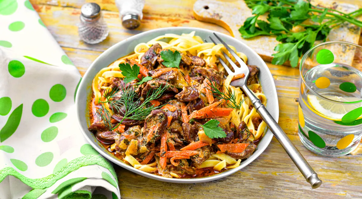 Куриные сердечки, тушенные в сливках, с морковью и луком