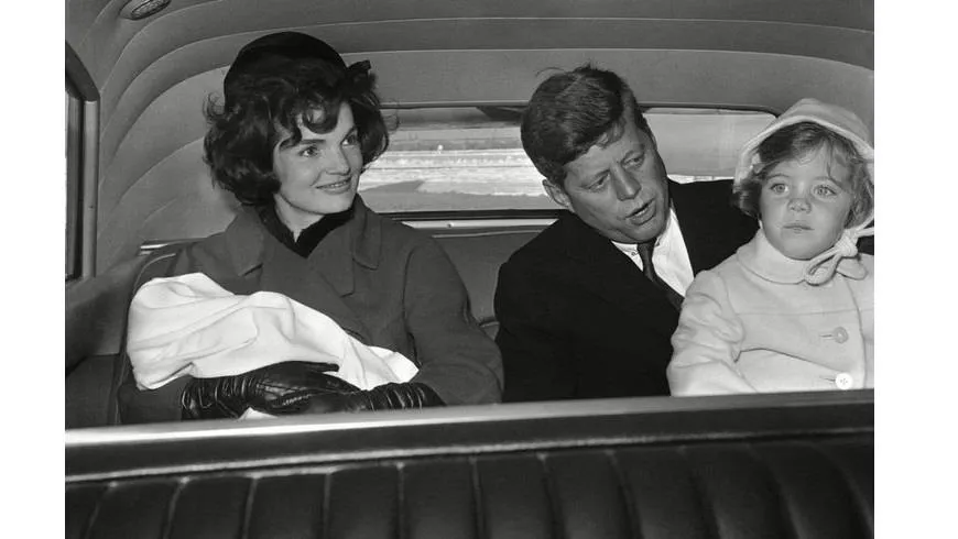 Жаклин с новорожденным Джоном Кеннеди-младшим, Джон Кеннеди и их дочь Кэролайн, 1960 г.