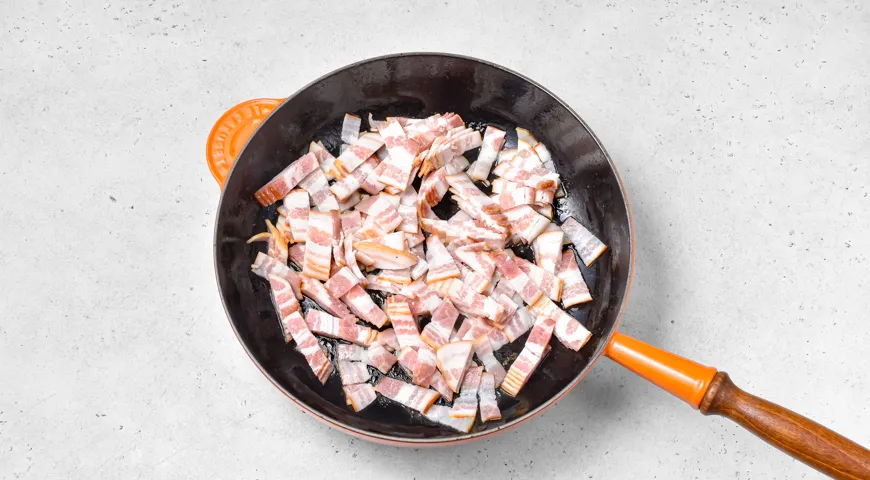 Жареная картошка с беконом и яйцом