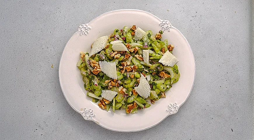 Салат из маринованного сельдерея с грецкими орехами