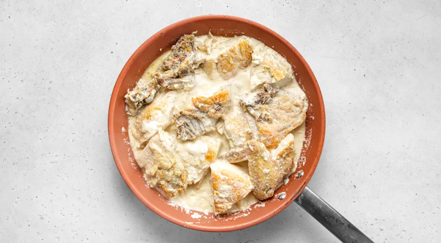 Жареная курица в молочно-чесночном соусе на сковороде