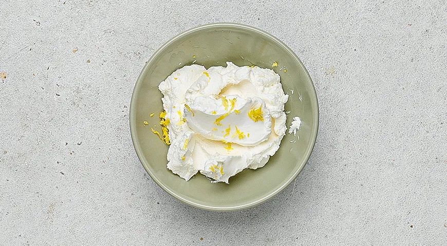 Чафли с творожным сыром, копченым лососем, лимоном и каперсами