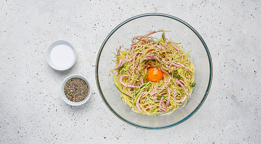 Картофельные гнезда с яйцом и колбасой