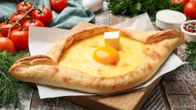 Хачапури по-аджарски: как приготовить легендарную грузинскую «лодочку» дома