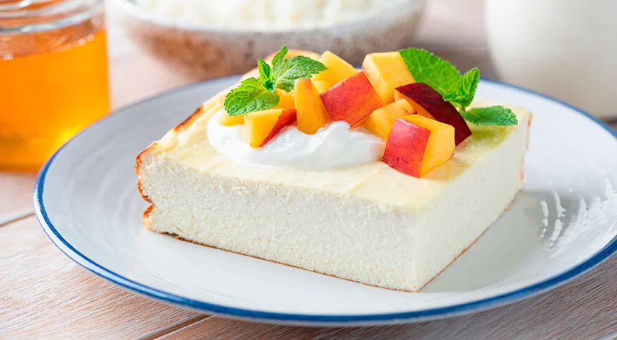 Рекомендуемая суточная норма потребления творожной запеканки для взрослых составляет 150–200 г