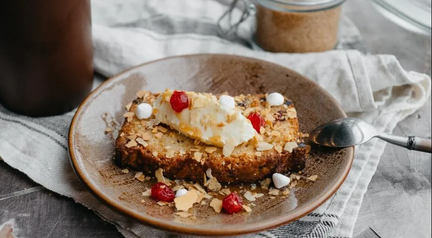 Кекс с финиками, вишней и сливочным кремом