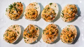 Яйца, фаршированные сыром и чесноком