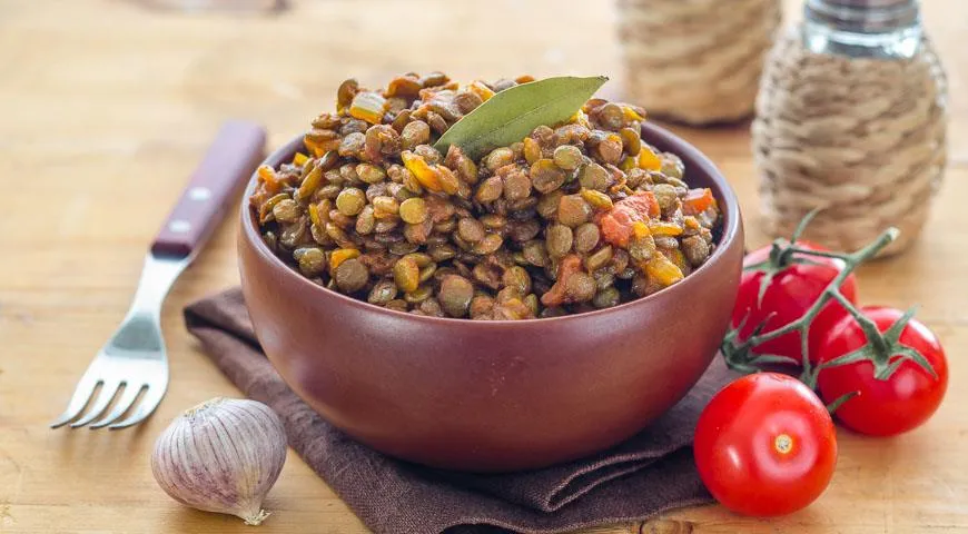 Чечевица с помидорами