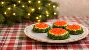 Как красиво подать бутерброды с икрой? Пользователи TikTok в восторге от трендовой сервировки с укропом