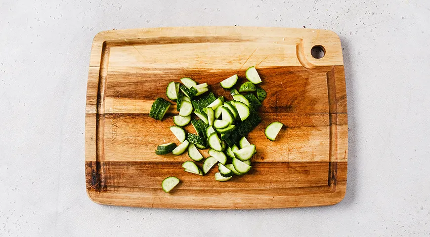 Салат из пекинской капусты с кукурузой, яйцом и огурцом