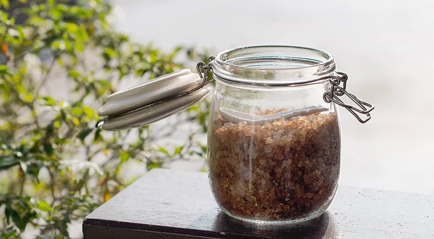 После покупки пересыпайте тростниковый сахар в герметичный контейнер (стеклянный или пластиковый) с плотной крышкой