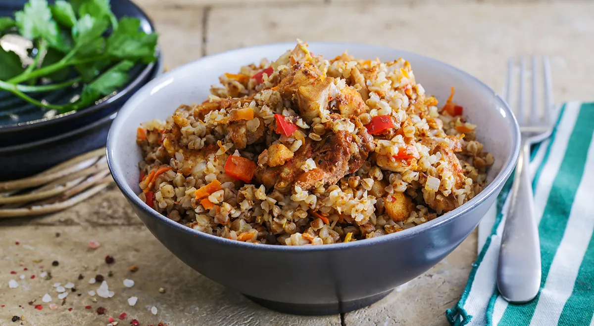Как приготовить гречку с мясом в мультиварке. Плов из гречки. плов с гречкой. блюдо гречка с тушенкой. гречка в мультиварке.