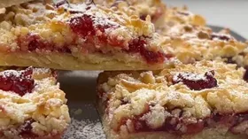 Тёртый пирог с брусникой