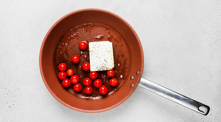 Макароны с брынзой и помидорами на сковороде