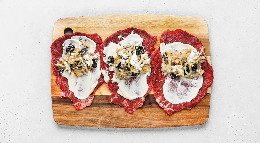 Рулетики из говядины с черносливом и грецкими орехами