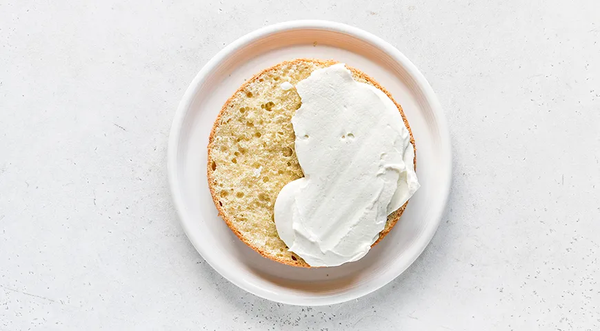 Бисквитный пирог с кремом из творожного сыра, сметаны и сгущенки