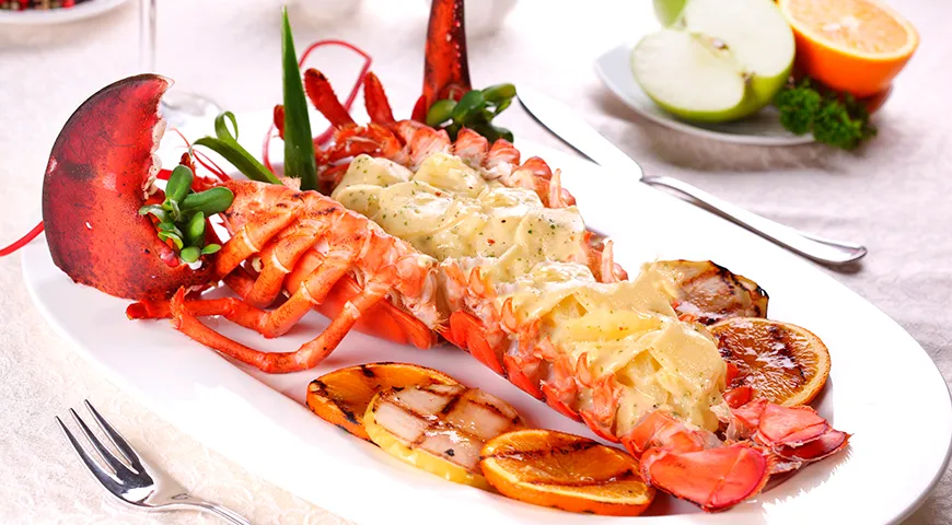 Лобстер, запеченный с яблочным пюре и жареными фруктами