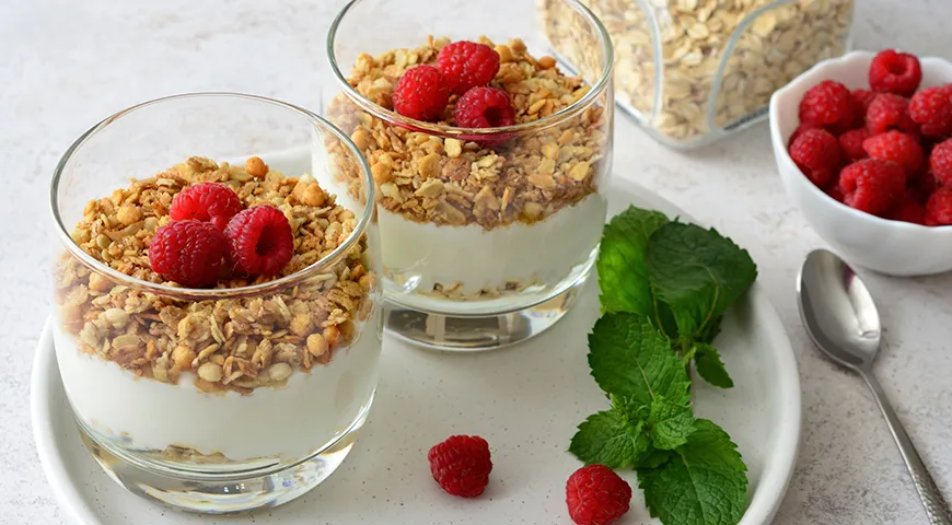 Снежок прекрасно гармонирует с гранолой