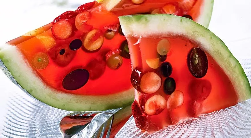 Желе в арбузе, пошаговый рецепт с фото на 325 ккал