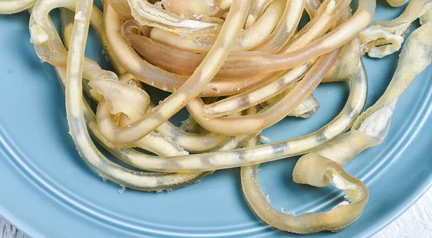 Визига в сыром виде напоминает плотный, полупрозрачный жгут, который почти не жуется