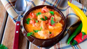 Куриный гуляш со сметаной