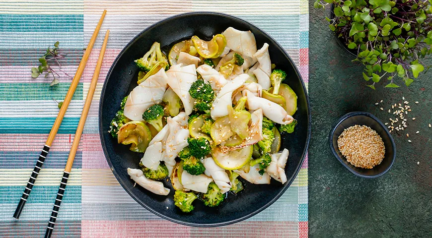 Рецепт Кальмары с кабачками и брокколи
